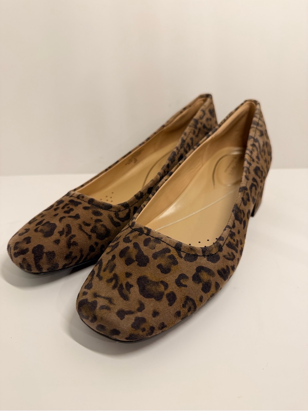 Easy Spirit Jain Women’s 9M Leopard Suede Low Block Heel Pumps Brown New